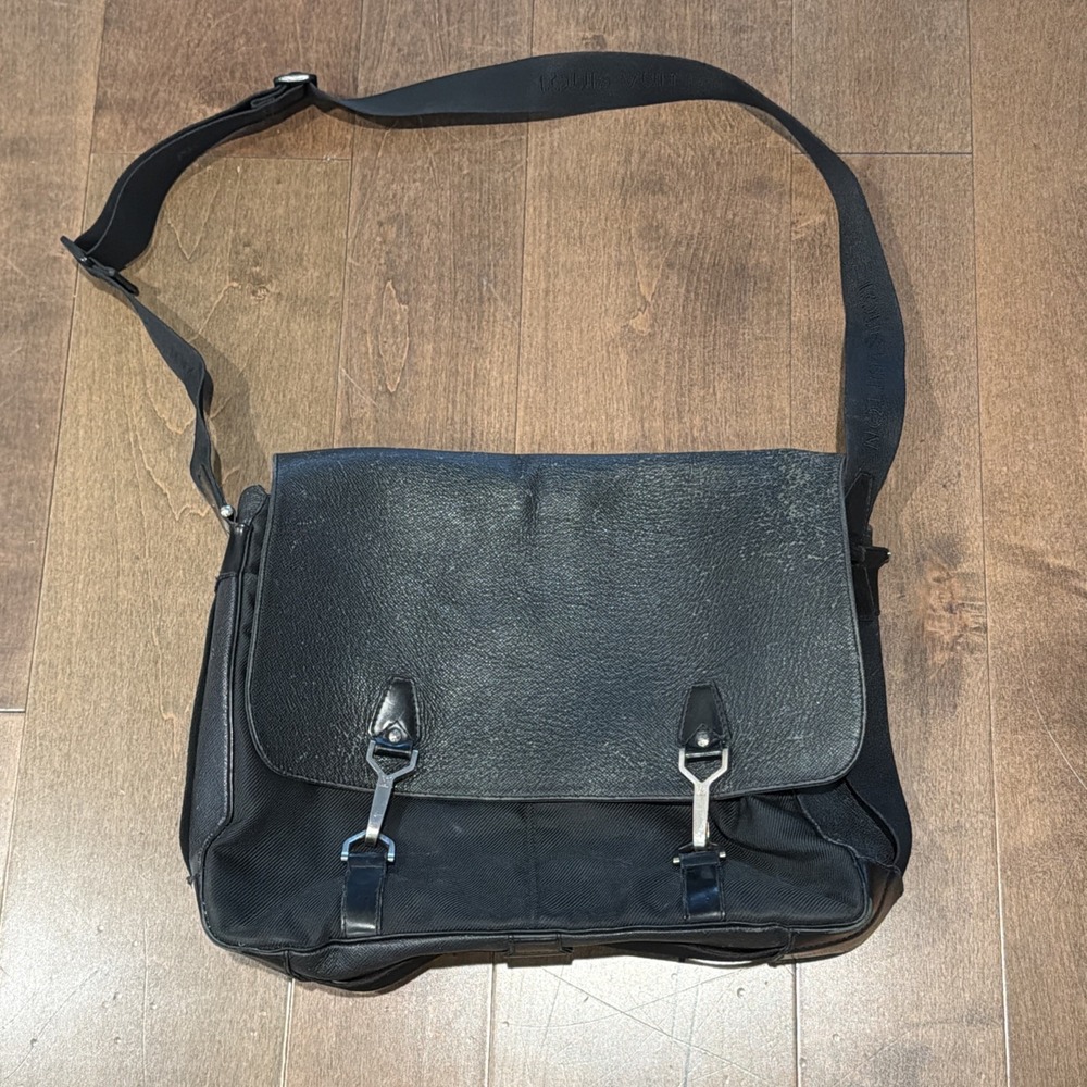 Louis Vuitton Black Taiga Leather Dersou Messenger Bag
